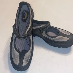 Go Lite olive green washable Mary Jane shoes size 9